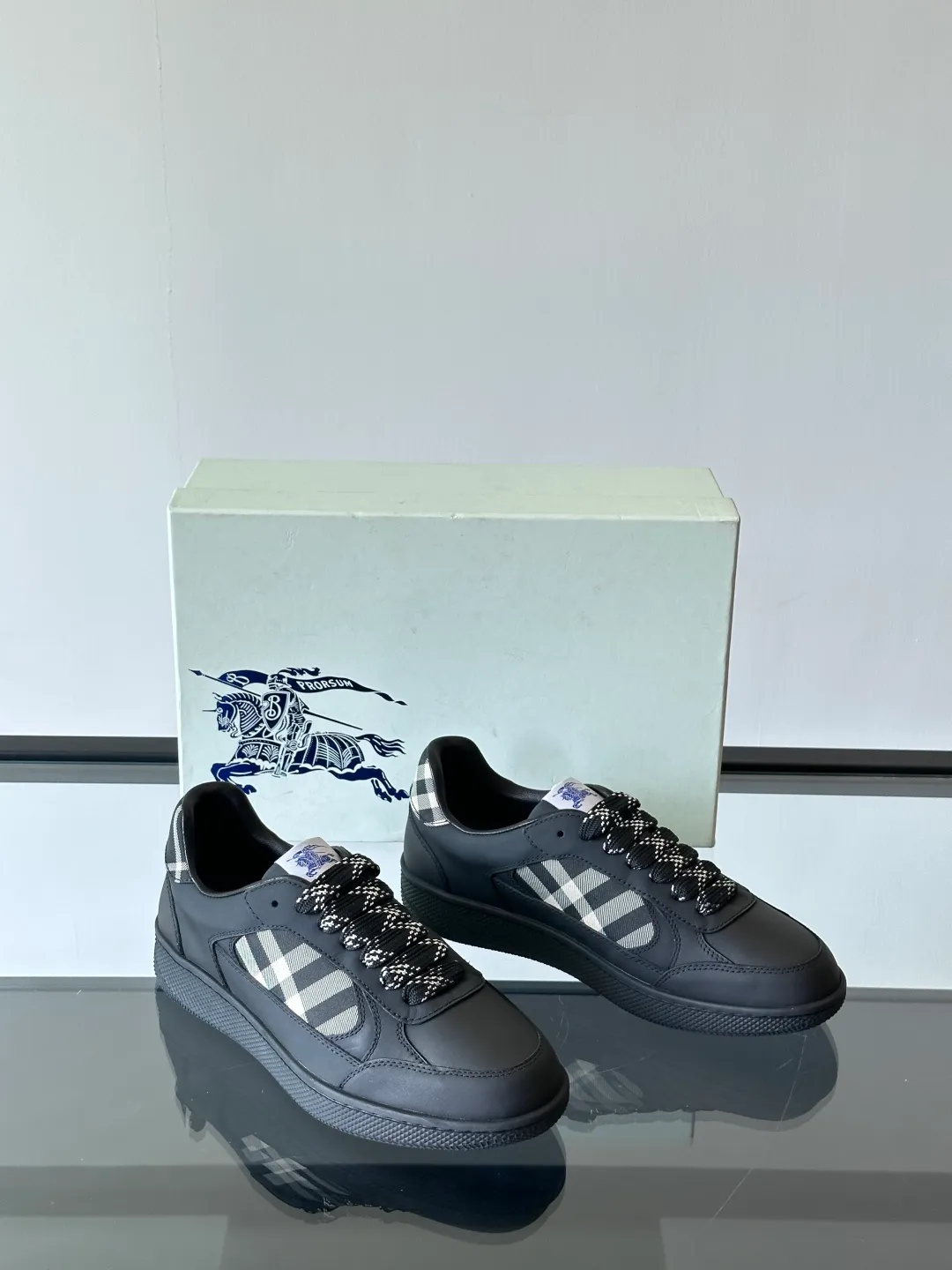 p400💰Men's Shoes ▫️B's men's classic low-top sneakers are reinterpreted with Vintage retro plaid cotton and cowhide materials, and are decorated with a new brand logo. Features embossed Burberry lettering logo on heel and original outsole! Size: 38-44 (45.46 customized)